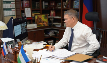 Глава Башкортостана Радий Хабиров подарил микроскоп участнику акции «Ёлка желаний»